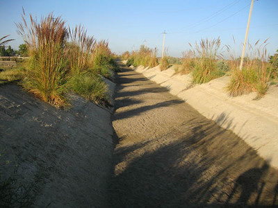 Оросительный канал Оросительный канал без воды