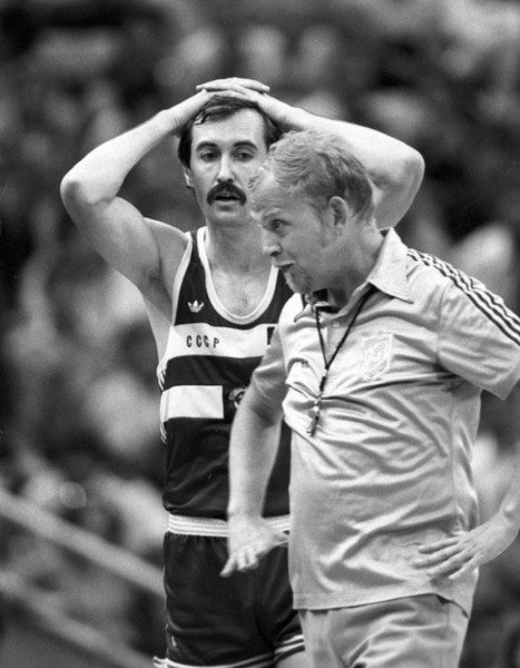 Баскетболист Сергей Александрович Белов и судья Баскетболист Сергей Александрович Белов и судья