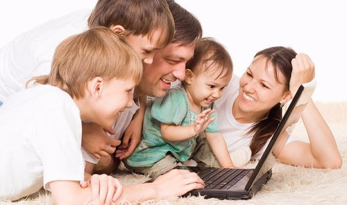 Люди разных возрастов изучают компьютер Люди разных возрастов изучают компьютер